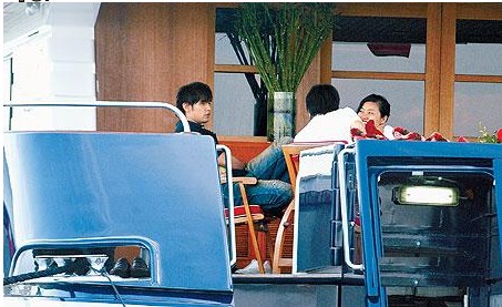 ←编辑失误…周杰伦被拍到在豪华遊艇上喝下午茶