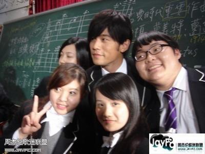 杰伦和《不能说的秘密》演员的鬼马合照