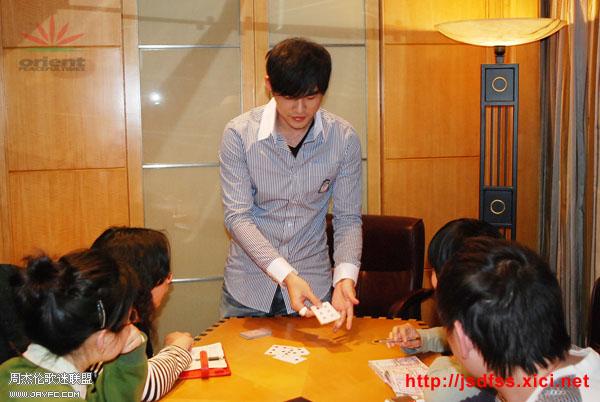 杰伦在南京接受采访时表演魔术