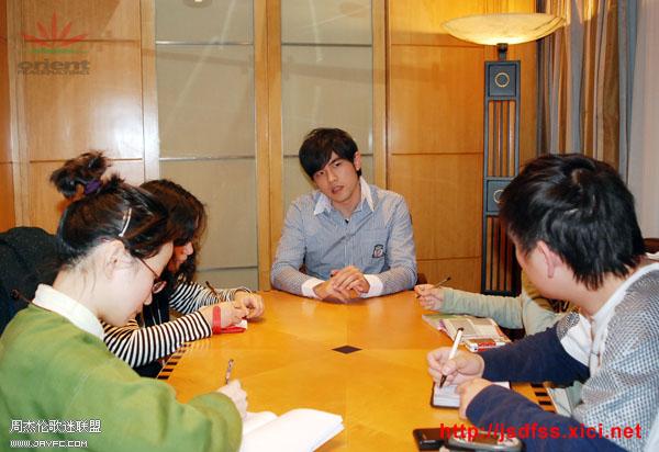 杰伦在南京接受采访时表演魔术