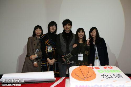杰伦与韩国FANS+韩国工作人员合照