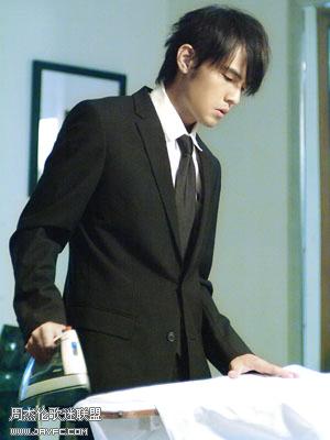 杰伦在烫衣服