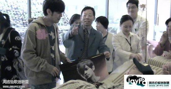 杰伦低调行善— 到医院探望生病儿童
