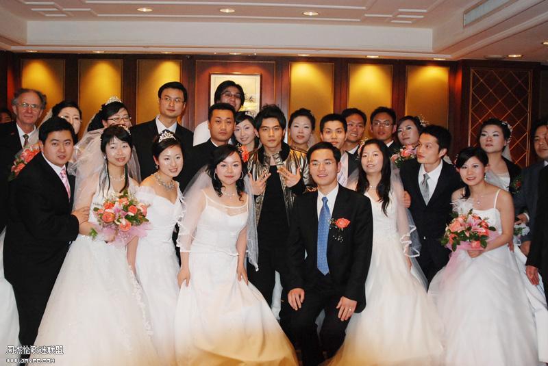 南京地铁集体婚礼与杰伦合照