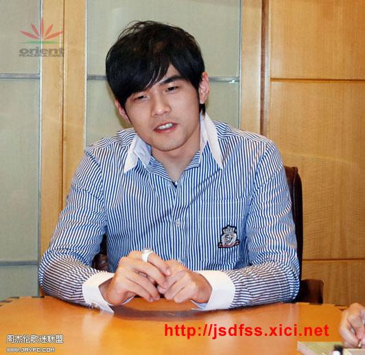 杰伦在南京接受采访时表演魔术