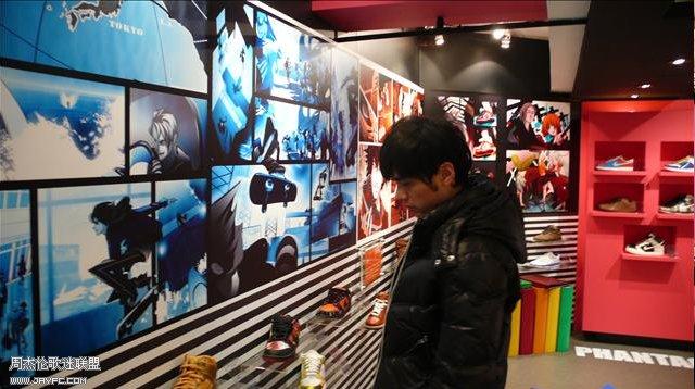 杰伦在PHANTACI店内