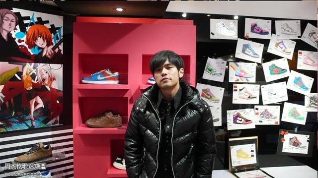 杰伦在PHANTACI店内