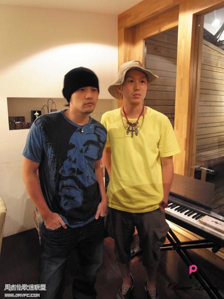 杰倫和下野宏明在MR.J的合照
