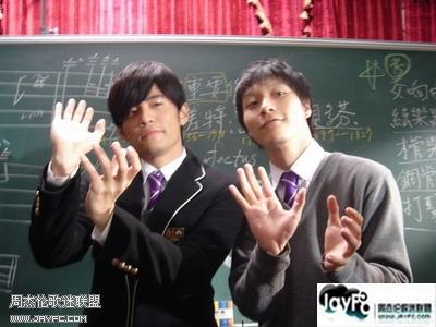 杰伦和《不能说的秘密》演员的鬼马合照