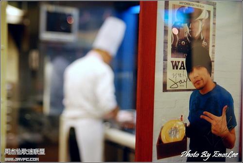 杰伦在蛋糕店的签名照