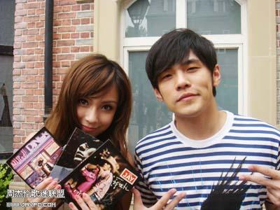 杰伦与模特AngelaBaby合照