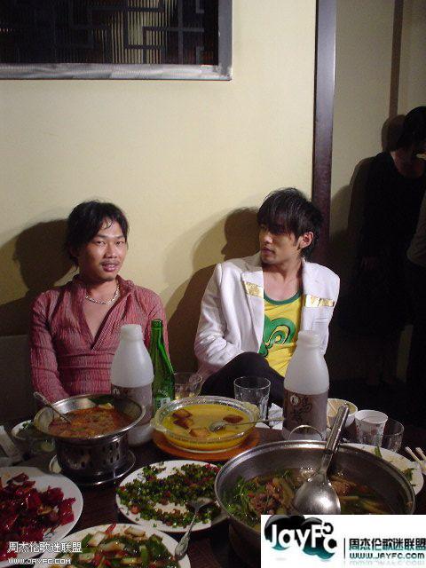 杰伦和文山在ｋｉｋｉ复兴店办庆功宴