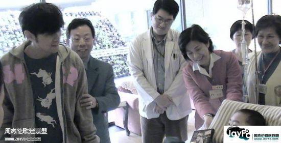 杰伦低调行善— 到医院探望生病儿童